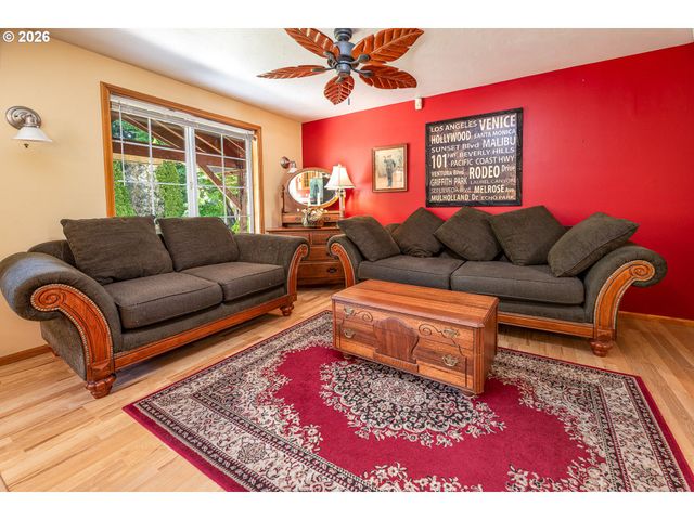 586 S 68TH Pl, Springfield, OR 97478
