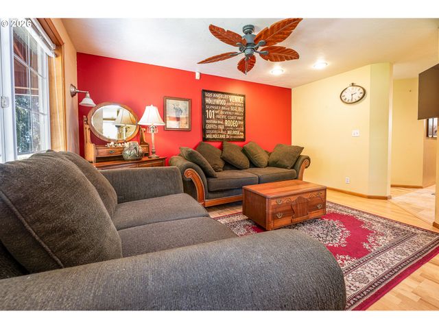 586 S 68TH Pl, Springfield, OR 97478