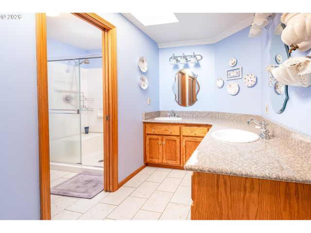 586 S 68TH Pl, Springfield, OR 97478