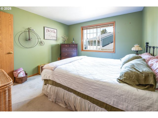 586 S 68TH Pl, Springfield, OR 97478