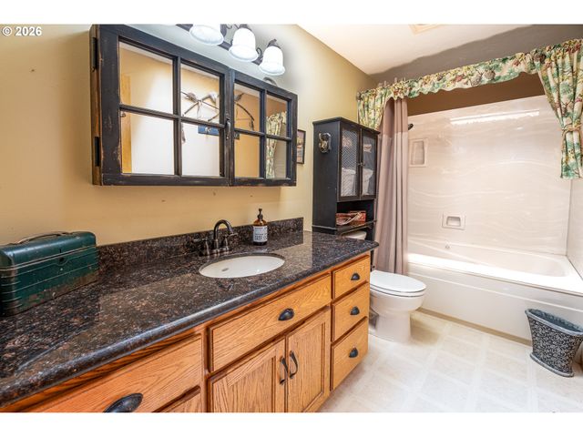 586 S 68TH Pl, Springfield, OR 97478
