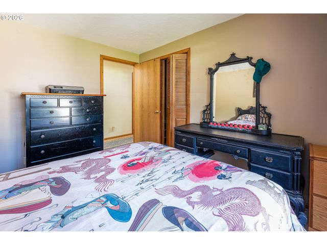 586 S 68TH Pl, Springfield, OR 97478