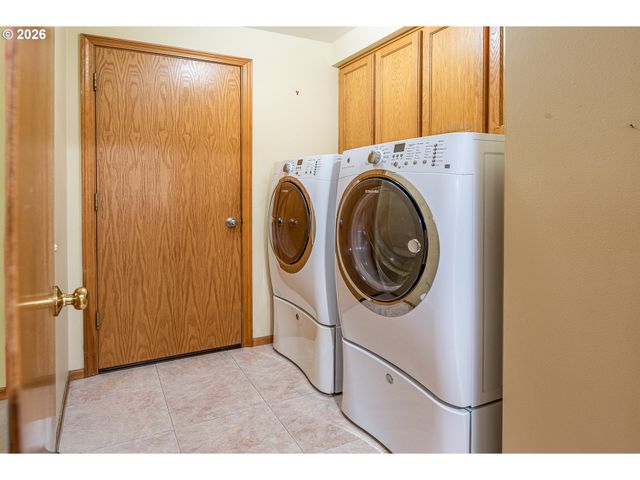 586 S 68TH Pl, Springfield, OR 97478