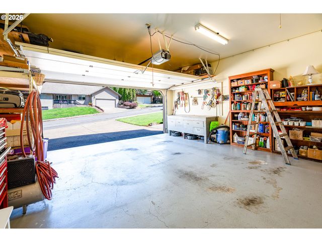 586 S 68TH Pl, Springfield, OR 97478
