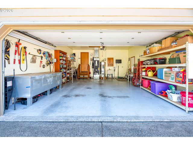 586 S 68TH Pl, Springfield, OR 97478