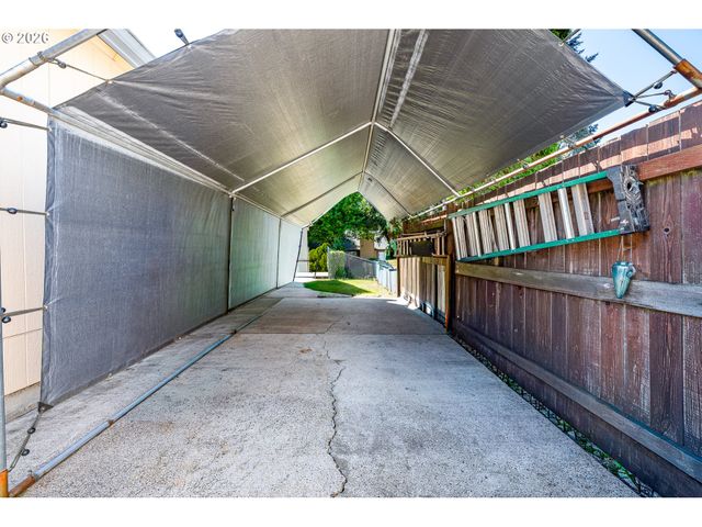 586 S 68TH Pl, Springfield, OR 97478