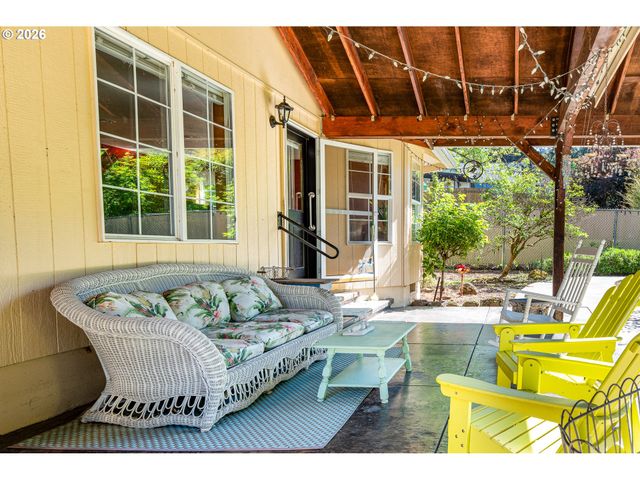 586 S 68TH Pl, Springfield, OR 97478