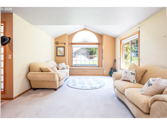 586 S 68TH Pl, Springfield, OR 97478