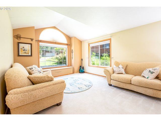 586 S 68TH Pl, Springfield, OR 97478