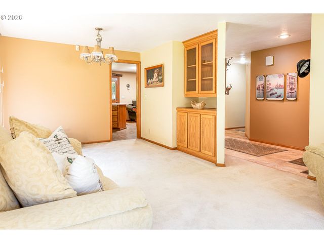 586 S 68TH Pl, Springfield, OR 97478