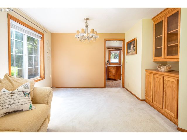 586 S 68TH Pl, Springfield, OR 97478