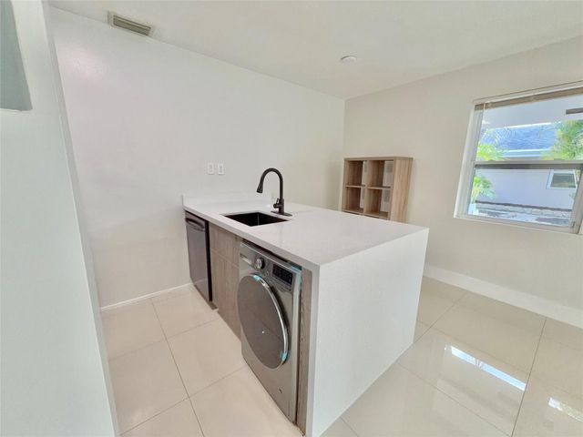 924 NE 17th Terrace 10, Fort Lauderdale, FL 33304