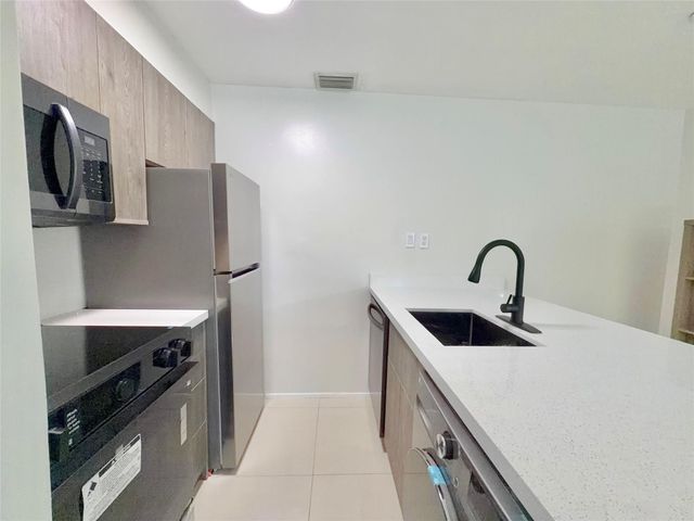 924 NE 17th Terrace 10, Fort Lauderdale, FL 33304