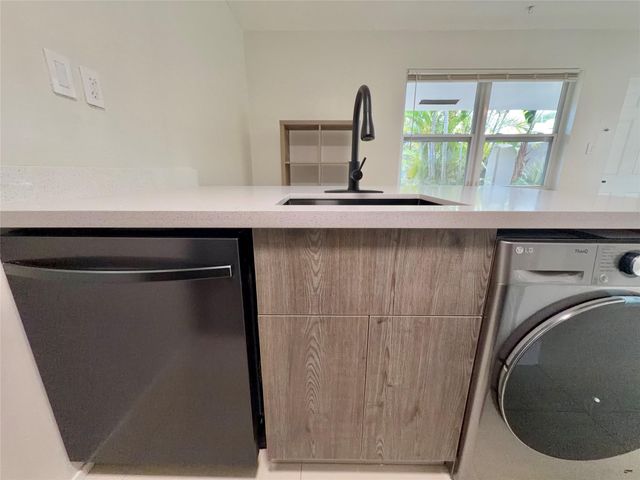 924 NE 17th Terrace 10, Fort Lauderdale, FL 33304