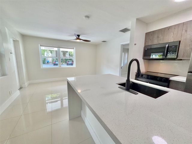 924 NE 17th Terrace 10, Fort Lauderdale, FL 33304