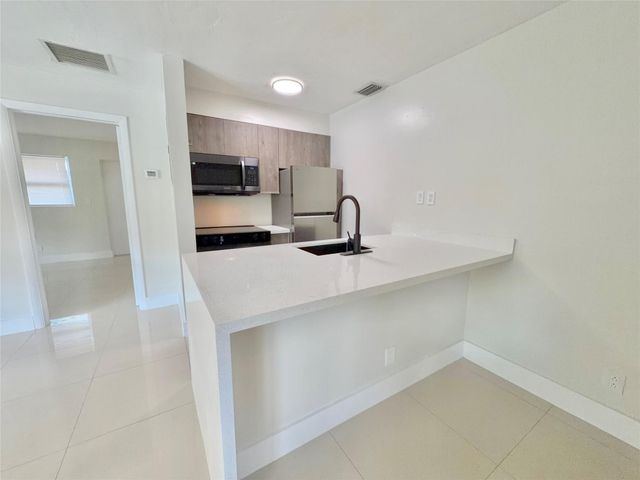 924 NE 17th Terrace 10, Fort Lauderdale, FL 33304