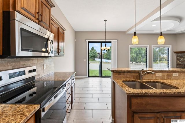 10615 Hillcrest Drive, La Vista, NE 68128