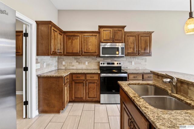 10615 Hillcrest Drive, La Vista, NE 68128