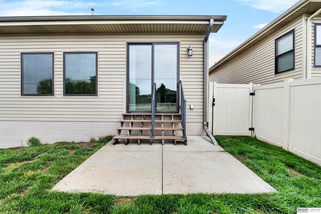 10615 Hillcrest Drive, La Vista, NE 68128
