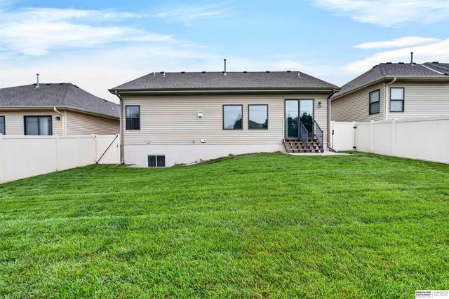 10615 Hillcrest Drive, La Vista, NE 68128