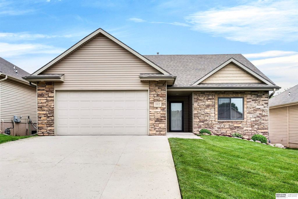 10615 Hillcrest Drive, La Vista, NE 68128
