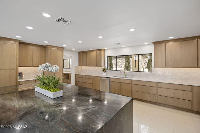 295 W Valle Del Oro Road, Oro Valley, AZ 85737