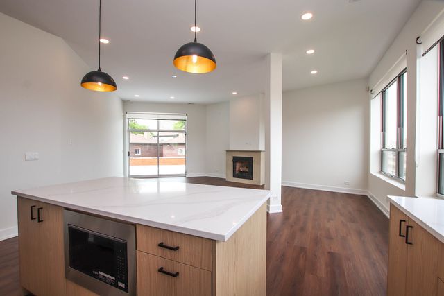 1001 N Milwaukee Avenue 204, Chicago, IL 60642