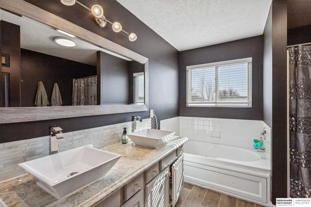 16121 R Street, Omaha, NE 68135