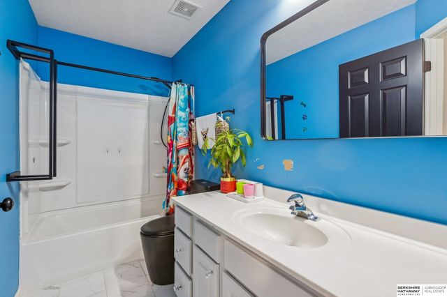 16121 R Street, Omaha, NE 68135