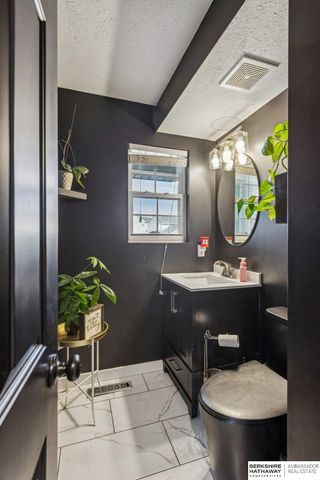 16121 R Street, Omaha, NE 68135