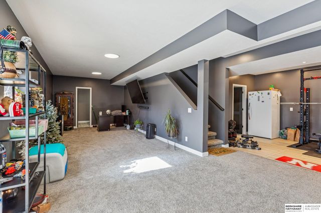 16121 R Street, Omaha, NE 68135