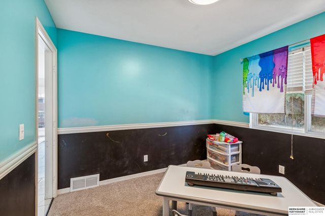 16121 R Street, Omaha, NE 68135