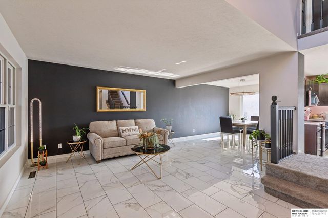 16121 R Street, Omaha, NE 68135