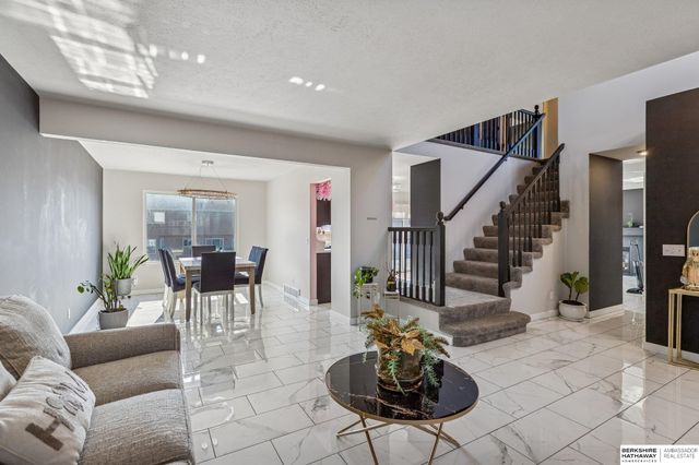 16121 R Street, Omaha, NE 68135