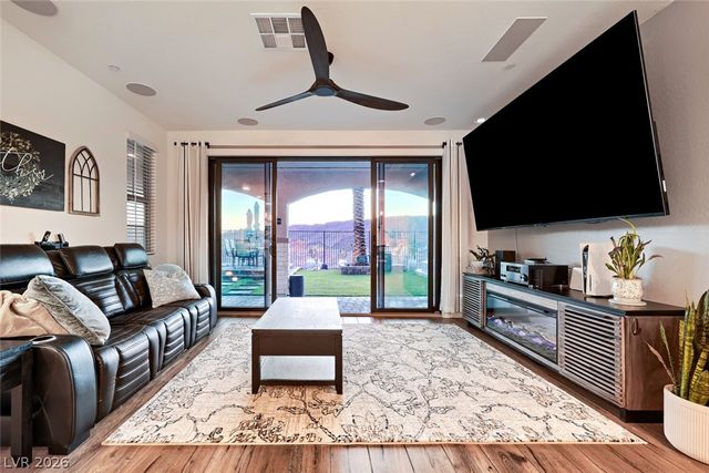 41 Tatahatso Point Street, Henderson, NV 89011