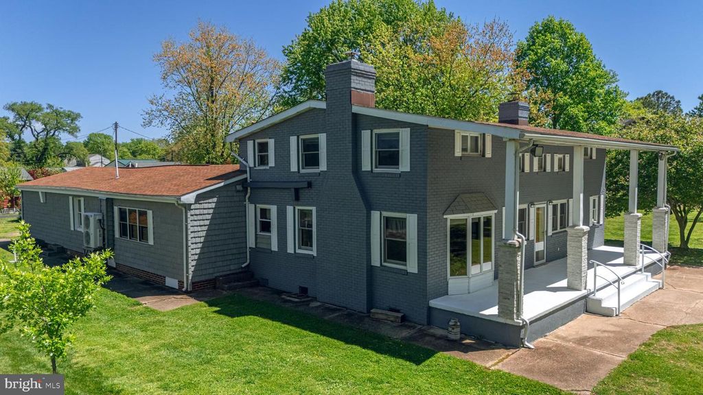 Image 2 of property listing at 3500 GLENWOOD RD, Baltimore, MD 21220