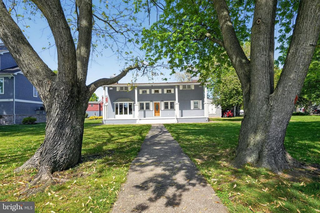 Image 5 of property listing at 3500 GLENWOOD RD, Baltimore, MD 21220