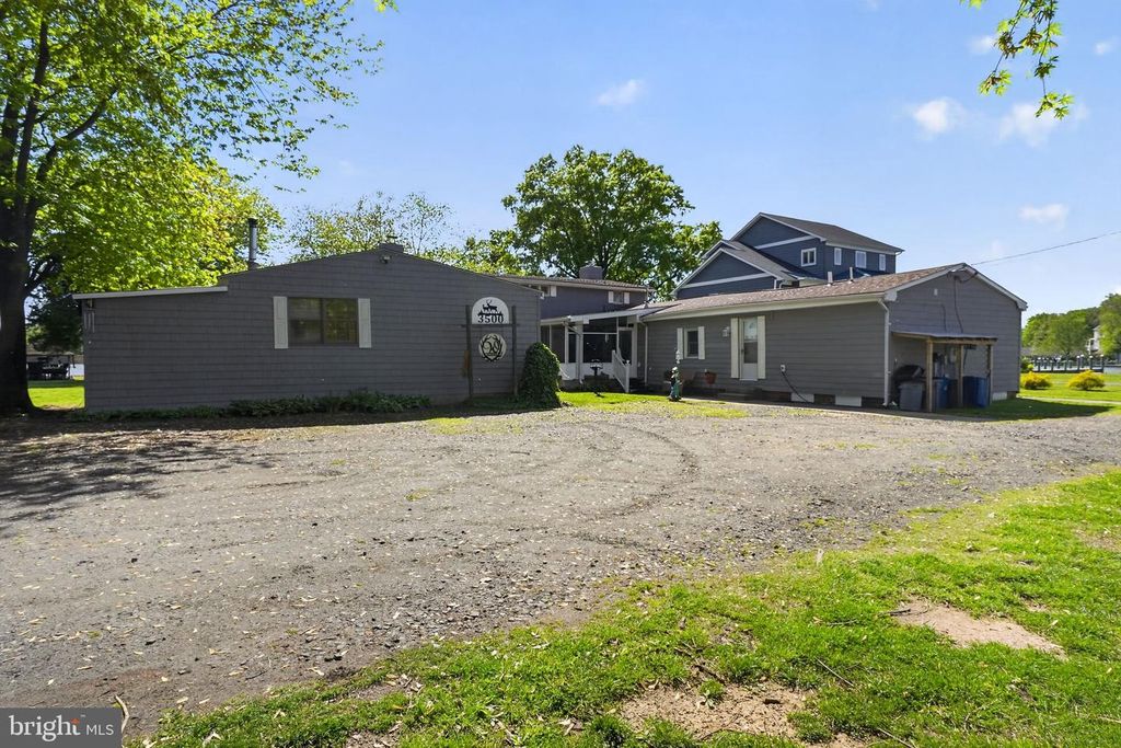 Image 8 of property listing at 3500 GLENWOOD RD, Baltimore, MD 21220