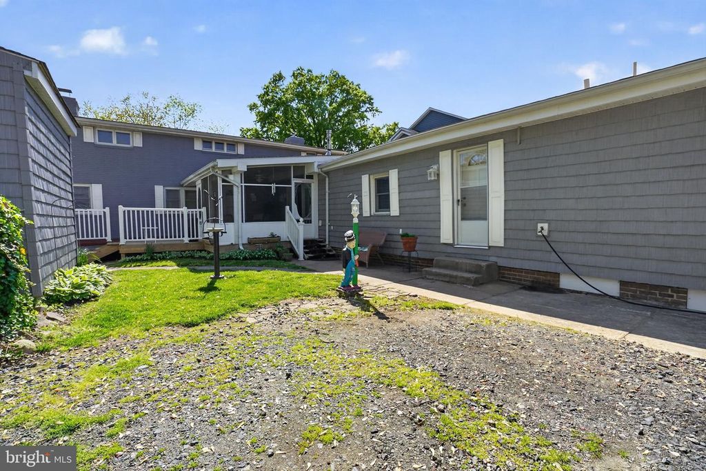 Image 9 of property listing at 3500 GLENWOOD RD, Baltimore, MD 21220