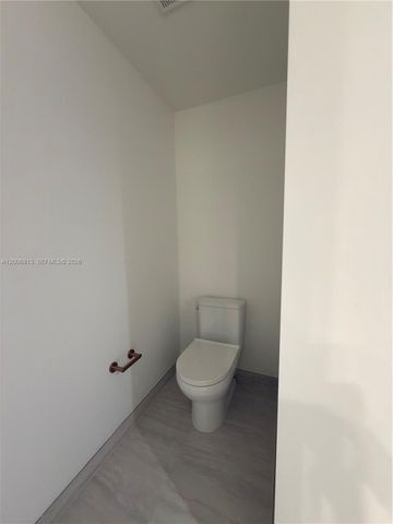 77 SE 5th St 1602, Miami, FL 33131