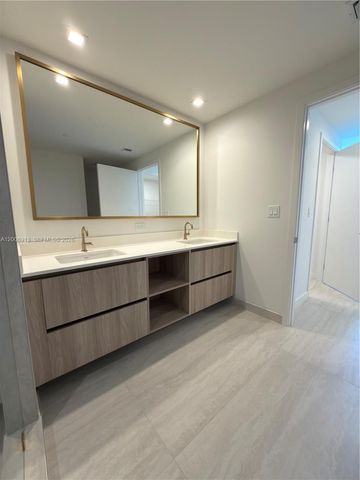 77 SE 5th St 1602, Miami, FL 33131