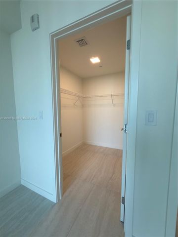 77 SE 5th St 1602, Miami, FL 33131