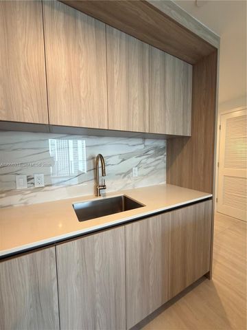 77 SE 5th St 1602, Miami, FL 33131