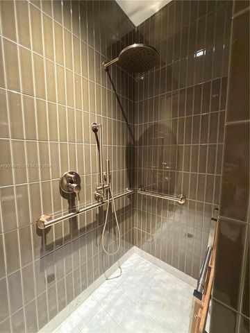 77 SE 5th St 1602, Miami, FL 33131