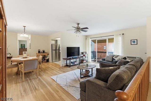 16 Deanna Dr 20, Hillsborough Twp., NJ 08844