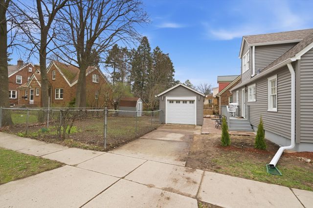 302 Hubbard Avenue, Elgin, IL 60123