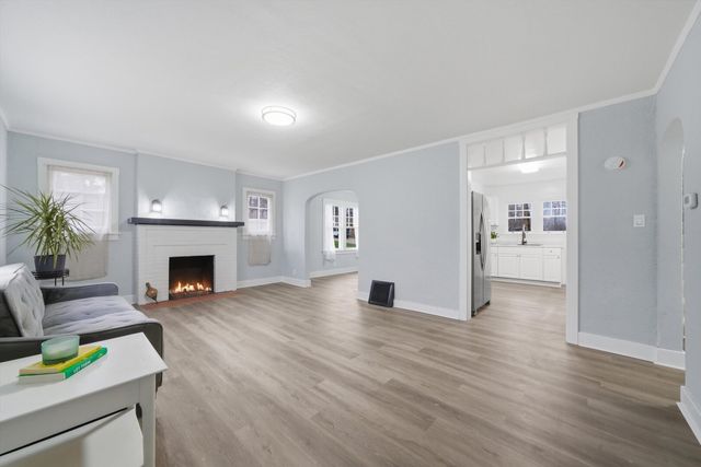 302 Hubbard Avenue, Elgin, IL 60123