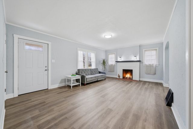 302 Hubbard Avenue, Elgin, IL 60123