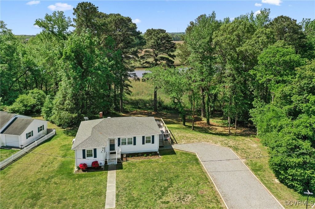 905 Wakefield Ave, Tappahannock, VA 22560