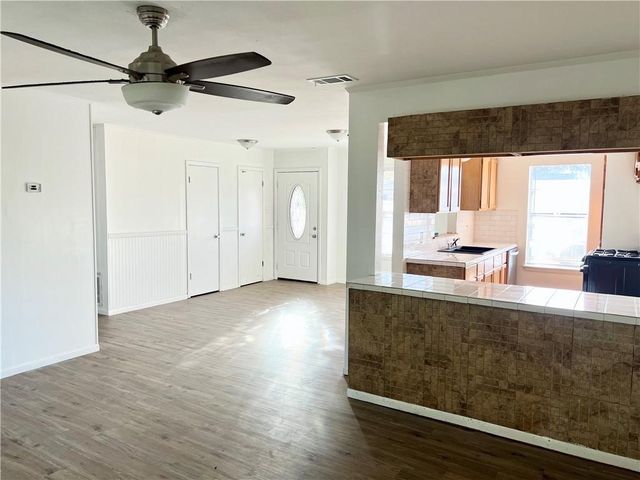 1013 Starlite Dr, Portland, TX 78374